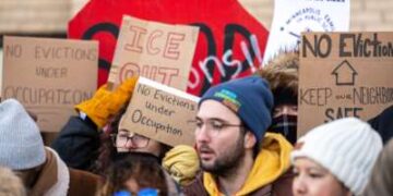 Los miembros de la Federación de Educadores de Minneapolis y sus aliados protestan por la inacción del gobierno estatal ante la inestabilidad habitacional durante la Operación Metro Surge.