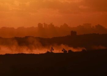 Soldados israelíes derribaron tumbas de soldados aliados de la Segunda Guerra Mundial en Gaza, según muestran imágenes