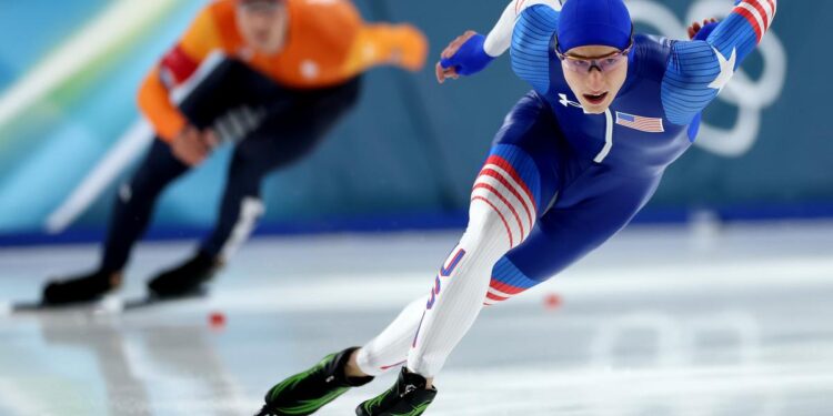 Jordan Stolz, del equipo de Estados Unidos, compite durante los 500 metros de patinaje de velocidad masculino en el octavo día de los Juegos Olímpicos de Invierno Milán Cortina 2026 en el Estadio de Patinaje de Velocidad Milano en Milán el 14 de febrero de 2026. (Elsa/Getty Images)