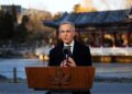 El primer ministro canadiense, Mark Carney, ofrece una conferencia de prensa en el parque Ritan de Beijing el 16 de enero de 2026. (Sean Kilpatrick/The Canadian Press)