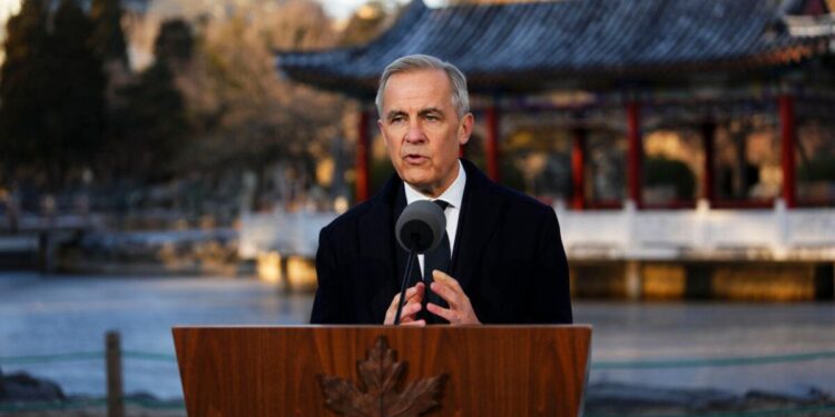 El primer ministro canadiense, Mark Carney, ofrece una conferencia de prensa en el parque Ritan de Beijing el 16 de enero de 2026. (Sean Kilpatrick/The Canadian Press)