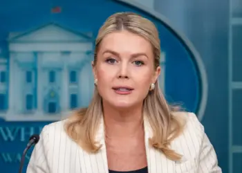 La secretaria de prensa de la Casa Blanca, Karoline Leavitt, habla durante una conferencia de prensa en la Casa Blanca en Washington el 10 de febrero de 2026. (Madalina Kilroy/La Gran Época)