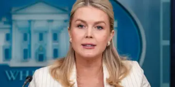 La secretaria de prensa de la Casa Blanca, Karoline Leavitt, habla durante una conferencia de prensa en la Casa Blanca en Washington el 10 de febrero de 2026. (Madalina Kilroy/La Gran Época)