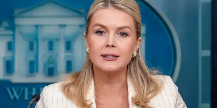 La secretaria de prensa de la Casa Blanca, Karoline Leavitt, habla durante una conferencia de prensa en la Casa Blanca en Washington el 10 de febrero de 2026. (Madalina Kilroy/La Gran Época)