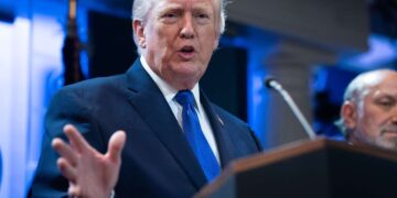 Trump ataca a la Corte Suprema por un caso pendiente de ciudadanía por derecho de nacimiento