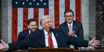 Trump utiliza el discurso sobre el estado de la Unión para declarar falsamente que la economía está “rugiendo”
