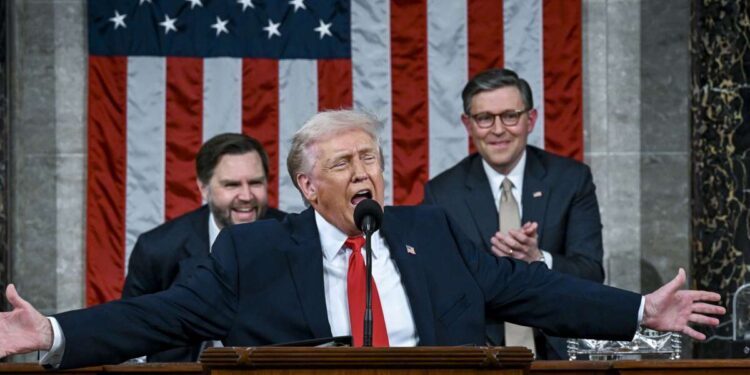 Trump utiliza el discurso sobre el estado de la Unión para declarar falsamente que la economía está “rugiendo”