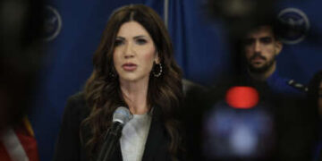 La secretaria de Seguridad Nacional de Estados Unidos, Kristi Noem, ofrece una conferencia de prensa en el Aeropuerto Internacional de Miami el 31 de enero de 2026, en Miami, Florida.