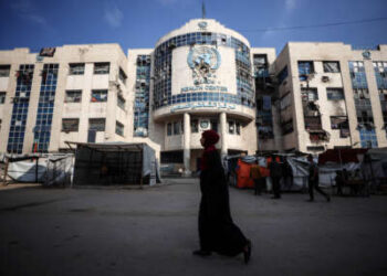 Palestinos desplazados sentados junto a sus tiendas de campaña improvisadas frente a la clínica administrada por la UNRWA en el campo de refugiados de al-Shati en la ciudad de Gaza, Palestina, el 28 de abril de 2025.