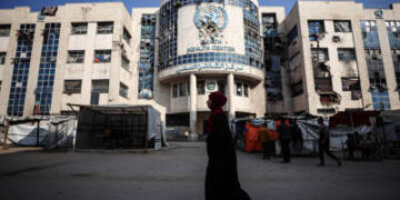 Palestinos desplazados sentados junto a sus tiendas de campaña improvisadas frente a la clínica administrada por la UNRWA en el campo de refugiados de al-Shati en la ciudad de Gaza, Palestina, el 28 de abril de 2025.