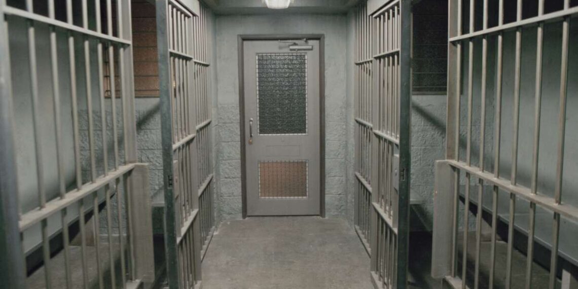 Un vacío legal en las leyes santuario de Illinois permite que ICE retenga a inmigrantes en las cárceles del condado