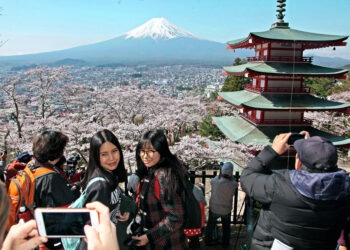 La escena esencialmente japonesa cerca de Fuji atrae hordas de turistas