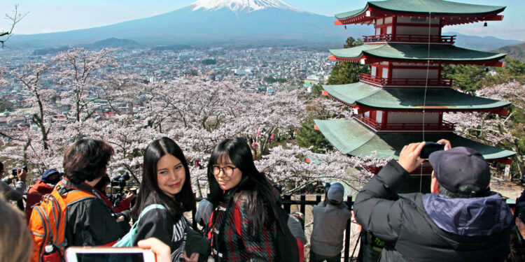 La escena esencialmente japonesa cerca de Fuji atrae hordas de turistas