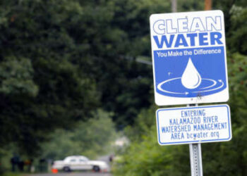 En el Día de los Pueblos Indígenas de 2025, las tribus Anishinaabeg están preocupadas de volver a enfrentarse a un desastre ecológico provocado por el hombre. En esta foto de julio de 2010, un coche de policía bloquea una carretera cerca de un puente donde los trabajadores intentan limpiar un derrame de petróleo de aproximadamente 840.000 galones de petróleo crudo del río Kalamazoo en Marshall, Michigan, después de que un oleoducto subterráneo de 30 pulgadas de ancho propiedad de Enbridge Energy Partners LP, con sede en Calgary, Alberta, comenzara a tener fugas el 26 de junio.
