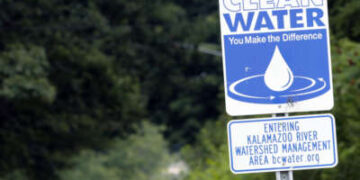 En el Día de los Pueblos Indígenas de 2025, las tribus Anishinaabeg están preocupadas de volver a enfrentarse a un desastre ecológico provocado por el hombre. En esta foto de julio de 2010, un coche de policía bloquea una carretera cerca de un puente donde los trabajadores intentan limpiar un derrame de petróleo de aproximadamente 840.000 galones de petróleo crudo del río Kalamazoo en Marshall, Michigan, después de que un oleoducto subterráneo de 30 pulgadas de ancho propiedad de Enbridge Energy Partners LP, con sede en Calgary, Alberta, comenzara a tener fugas el 26 de junio.