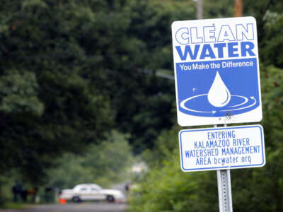 En el Día de los Pueblos Indígenas de 2025, las tribus Anishinaabeg están preocupadas de volver a enfrentarse a un desastre ecológico provocado por el hombre. En esta foto de julio de 2010, un coche de policía bloquea una carretera cerca de un puente donde los trabajadores intentan limpiar un derrame de petróleo de aproximadamente 840.000 galones de petróleo crudo del río Kalamazoo en Marshall, Michigan, después de que un oleoducto subterráneo de 30 pulgadas de ancho propiedad de Enbridge Energy Partners LP, con sede en Calgary, Alberta, comenzara a tener fugas el 26 de junio.