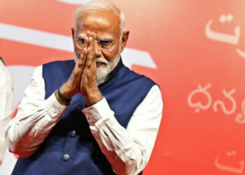 El primer ministro de la India, Narendra Modi, hace un gesto en la sede del Partido Bharatiya Janata (BJP) para celebrar la victoria del partido en las elecciones generales del país, en Nueva Delhi el 4 de junio de 2024.