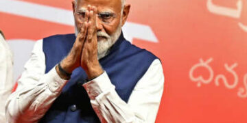 El primer ministro de la India, Narendra Modi, hace un gesto en la sede del Partido Bharatiya Janata (BJP) para celebrar la victoria del partido en las elecciones generales del país, en Nueva Delhi el 4 de junio de 2024.