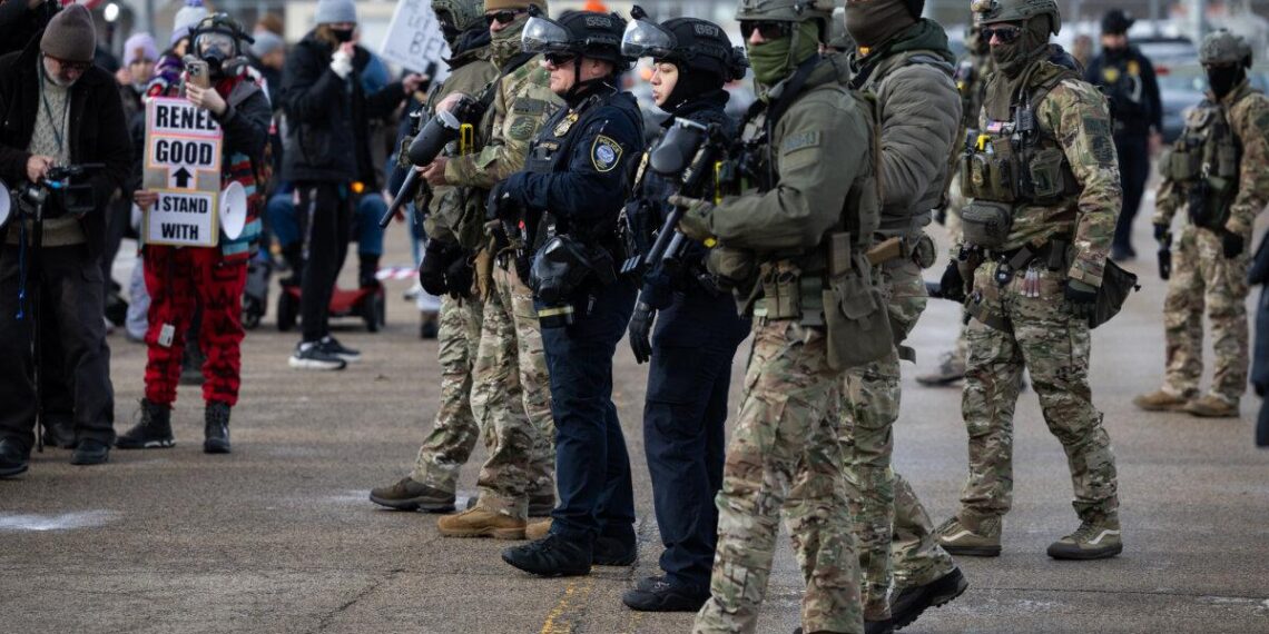 Los manifestantes se enfrentan al personal del Departamento de Seguridad Nacional frente al edificio federal Bishop Henry Whipple en Minneapolis el 9 de enero de 2026. (John Fredricks/La Gran Época)
