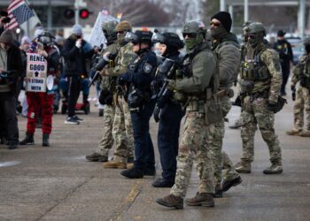 Los manifestantes se enfrentan al personal del Departamento de Seguridad Nacional frente al edificio federal Bishop Henry Whipple en Minneapolis el 9 de enero de 2026. (John Fredricks/La Gran Época)