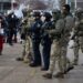Los manifestantes se enfrentan al personal del Departamento de Seguridad Nacional frente al edificio federal Bishop Henry Whipple en Minneapolis el 9 de enero de 2026. (John Fredricks/La Gran Época)