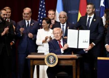 Donald Trump sostiene un documento que indica un EE.UU. "Compromiso para contrarrestar la actividad criminal de los cárteles" que firmó rodeado de jefes de estado y funcionarios de gobierno de 12 países de las Américas mientras organiza la “Cumbre El Escudo de las Américas” en el Trump National Doral Golf Club el 7 de marzo de 2026, en Doral, Florida. La Casa Blanca describe la reunión como una cumbre histórica destinada a remodelar las alianzas regionales y reforzar la influencia de Estados Unidos en el hemisferio occidental.