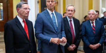 El líder de la mayoría del Senado, John Thune, flanqueado por el senador John Barrasso, el senador Mike Crapo y el senador Lindsey Graham, habla con los periodistas después de que el Senado aprobara el paquete de reconciliación del presidente Trump el 1 de julio de 2025.