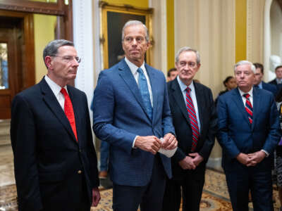 El líder de la mayoría del Senado, John Thune, flanqueado por el senador John Barrasso, el senador Mike Crapo y el senador Lindsey Graham, habla con los periodistas después de que el Senado aprobara el paquete de reconciliación del presidente Trump el 1 de julio de 2025.