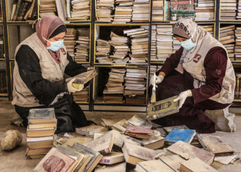 Con las bibliotecas de Gaza en ruinas, los palestinos luchan por preservar la memoria histórica