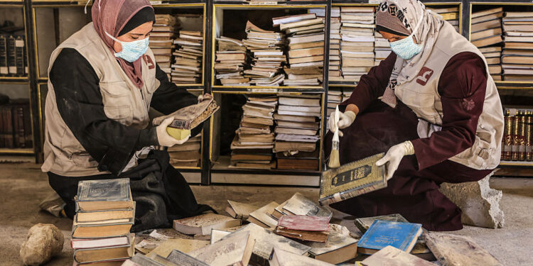 Con las bibliotecas de Gaza en ruinas, los palestinos luchan por preservar la memoria histórica