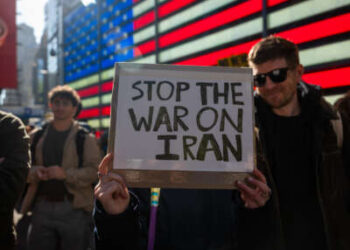 La gente se reúne en Times Square mientras la nación reacciona a "operaciones de combate importantes" en Irán el 28 de febrero de 2026, en la ciudad de Nueva York.