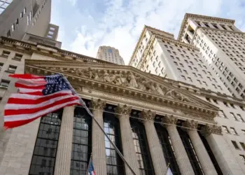 Dow Jones Drops 500 Points, Oil Surges 8 Percent at Opening Bell