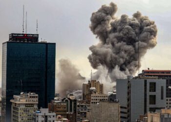 El “bombardeo en alfombra” de Estados Unidos e Israel contra Irán ya ha matado al menos a 555 personas