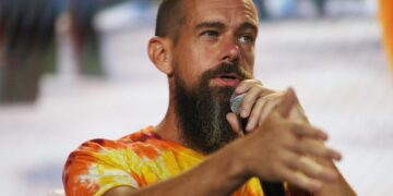 Jack Dorsey, cofundador de Twitter y Square, habla en el escenario de la Convención Bitcoin 2021, una conferencia sobre criptomonedas celebrada en el Centro de Convenciones Mana en Wynwood, en Miami, Florida, el 4 de junio de 2021. (Joe Raedle/Getty Images)