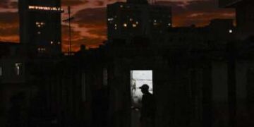 La silueta de un hombre se ve en su casa durante un apagón en La Habana, Cuba, el 21 de febrero de 2026. El 23 de febrero, el Ministro de Relaciones Exteriores cubano, Bruno Rodríguez Parrilla, dijo que Estados Unidos estaba tratando de desencadenar un "catástrofe humanitaria" en su país con un bloqueo petrolero llamó a "escalada agresiva."