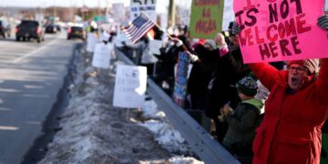 ICE quiere comprar almacenes para detenciones masivas. Las comunidades están contraatacando.