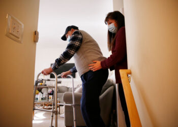 Las redadas de ICE y los recortes de Medicaid ponen en riesgo tanto a los cuidadores como a sus pacientes