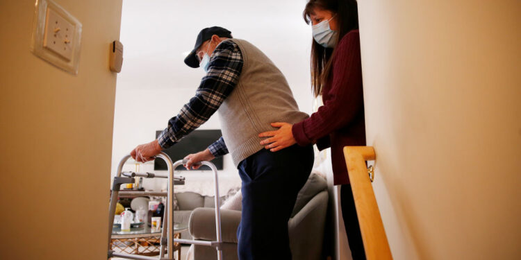 Las redadas de ICE y los recortes de Medicaid ponen en riesgo tanto a los cuidadores como a sus pacientes