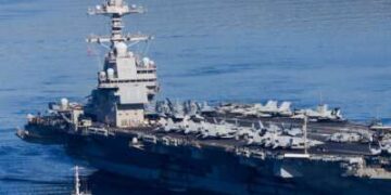 El portaaviones de la Armada de los EE. UU. USS Gerald R. Ford sale de la bahía de Souda en la isla de Creta el 26 de febrero de 2026.