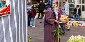 Los iraníes luchan contra el dolor mientras celebran su año nuevo durante la guerra