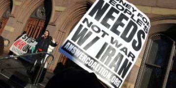 El 1 de marzo de 2026 se celebró una manifestación frente al ayuntamiento de New Haven, Connecticut, para protestar por el bombardeo de Irán por parte de Estados Unidos e Israel.