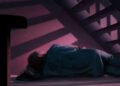 Una ilustración muestra a una persona durmiendo debajo de una escalera.