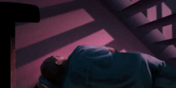 Una ilustración muestra a una persona durmiendo debajo de una escalera.