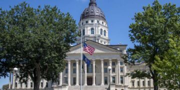 Residentes trans demandan a Kansas por nueva ley que prohíbe sus licencias actuales