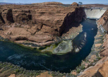 El río Colorado fluye debajo de la presa Glen Canyon el 18 de abril de 2023 en Page, Arizona.