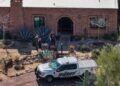 En una vista aérea, agentes del orden visitan la residencia de Nancy Guthrie en Tucson, Arizona, el 25 de febrero de 2026. (Joe Raedle/Getty Images)