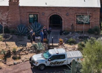 En una vista aérea, agentes del orden visitan la residencia de Nancy Guthrie en Tucson, Arizona, el 25 de febrero de 2026. (Joe Raedle/Getty Images)