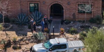 En una vista aérea, agentes del orden visitan la residencia de Nancy Guthrie en Tucson, Arizona, el 25 de febrero de 2026. (Joe Raedle/Getty Images)