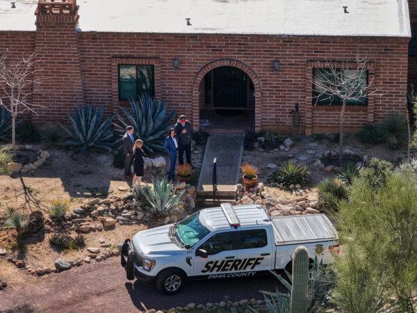 En una vista aérea, agentes del orden visitan la residencia de Nancy Guthrie en Tucson, Arizona, el 25 de febrero de 2026. (Joe Raedle/Getty Images)