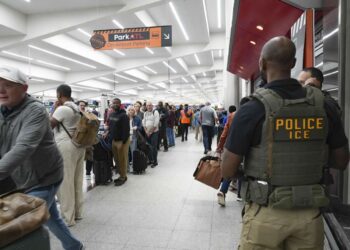 Trump impulsa una narrativa falsa al ordenar a los agentes de ICE que “ayuden” a la TSA en los aeropuertos de EE. UU.